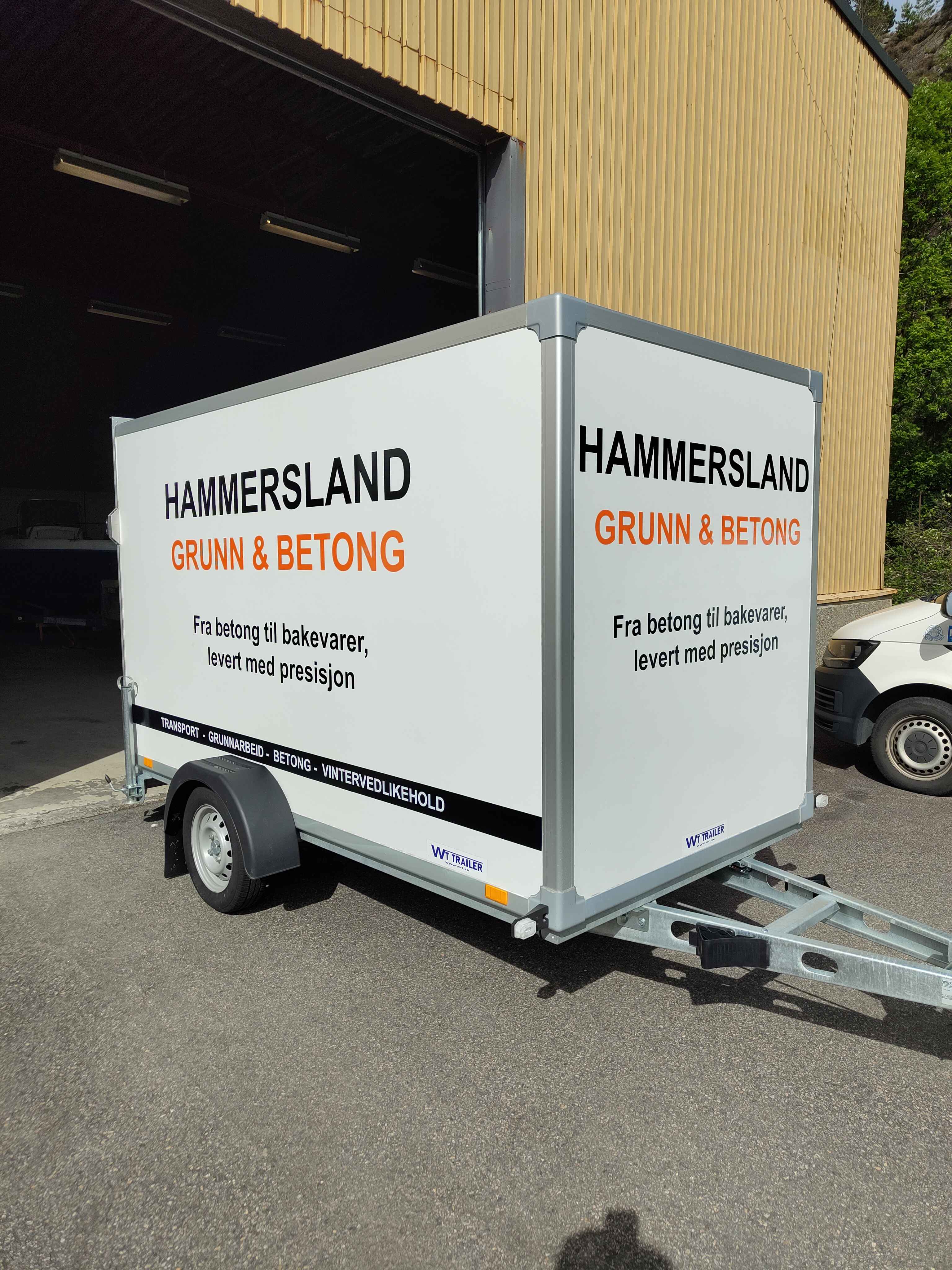 Henger med dekor for Hammersland Grunn & Betong, sett fra andre siden
