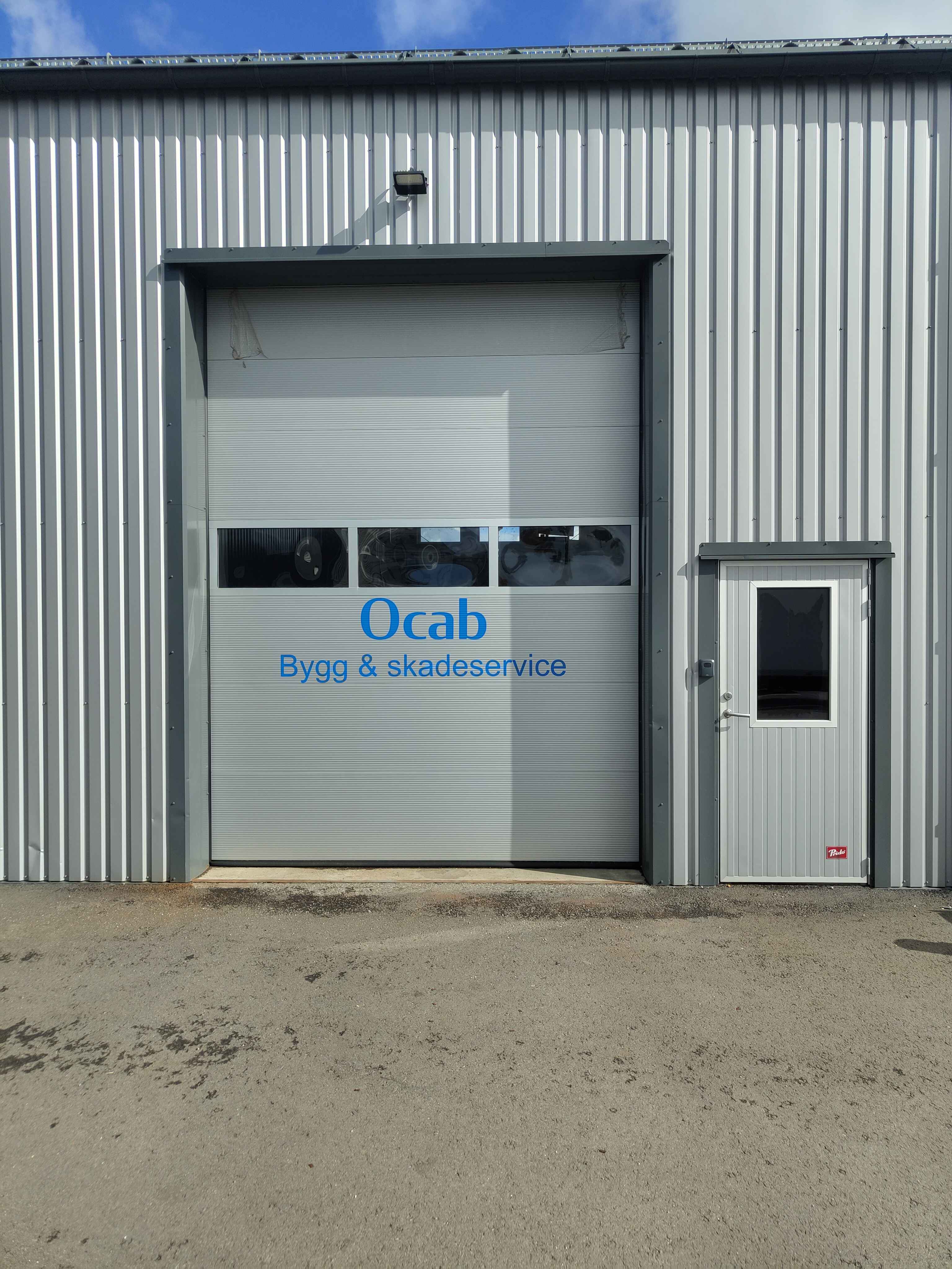 Garasjeport med logo for Ocab Bygg & skadeservice