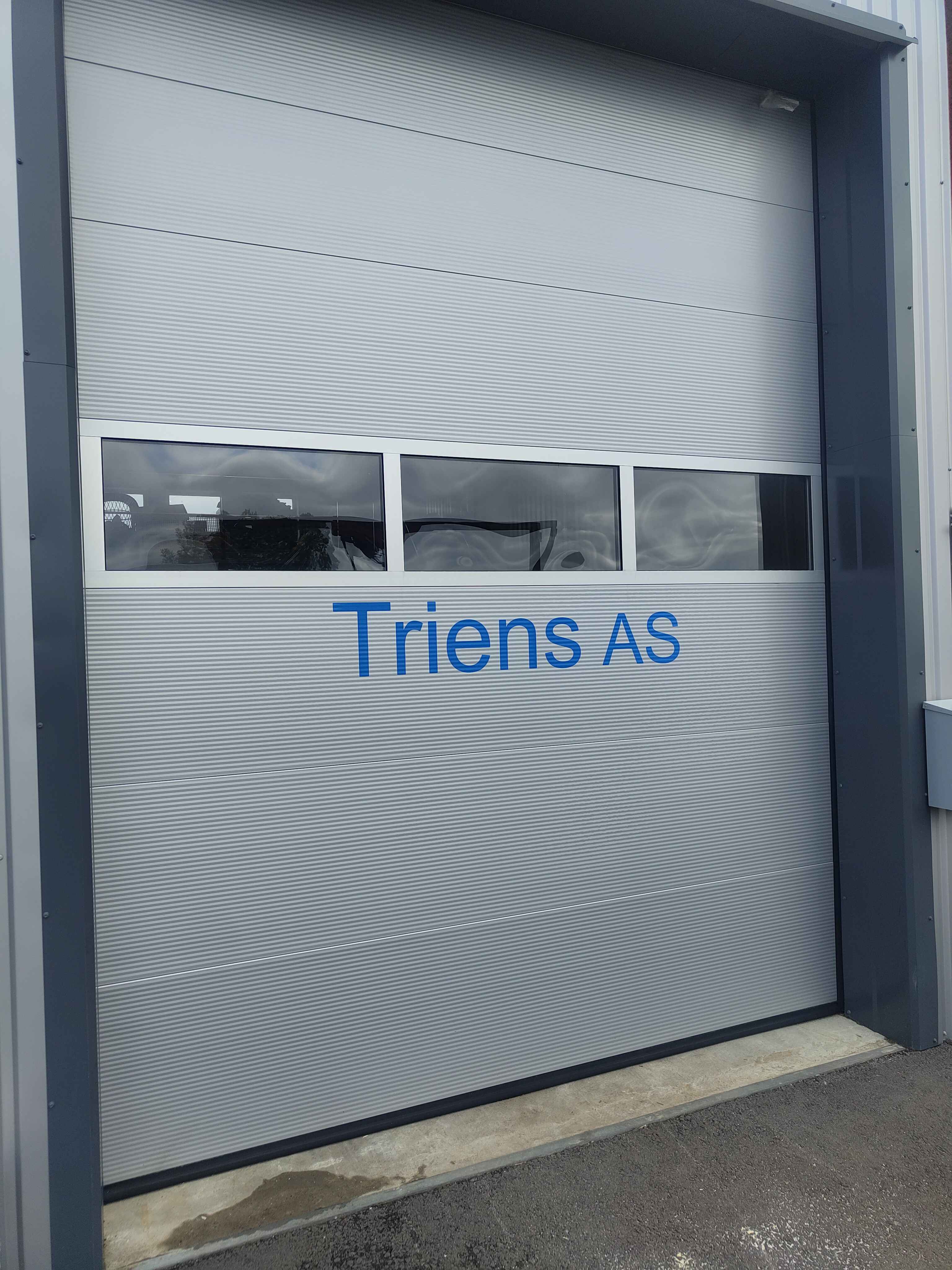 Garasjeport med logo for Triens AS